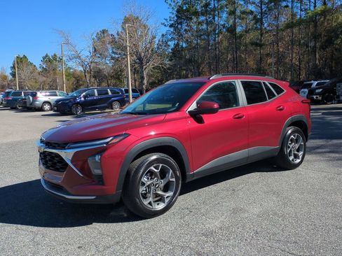 Used 2025 Chevrolet Trax LT w/ LT Convenience Package image 2