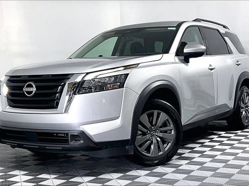 Used 2025 Nissan Pathfinder SV FWD image 2