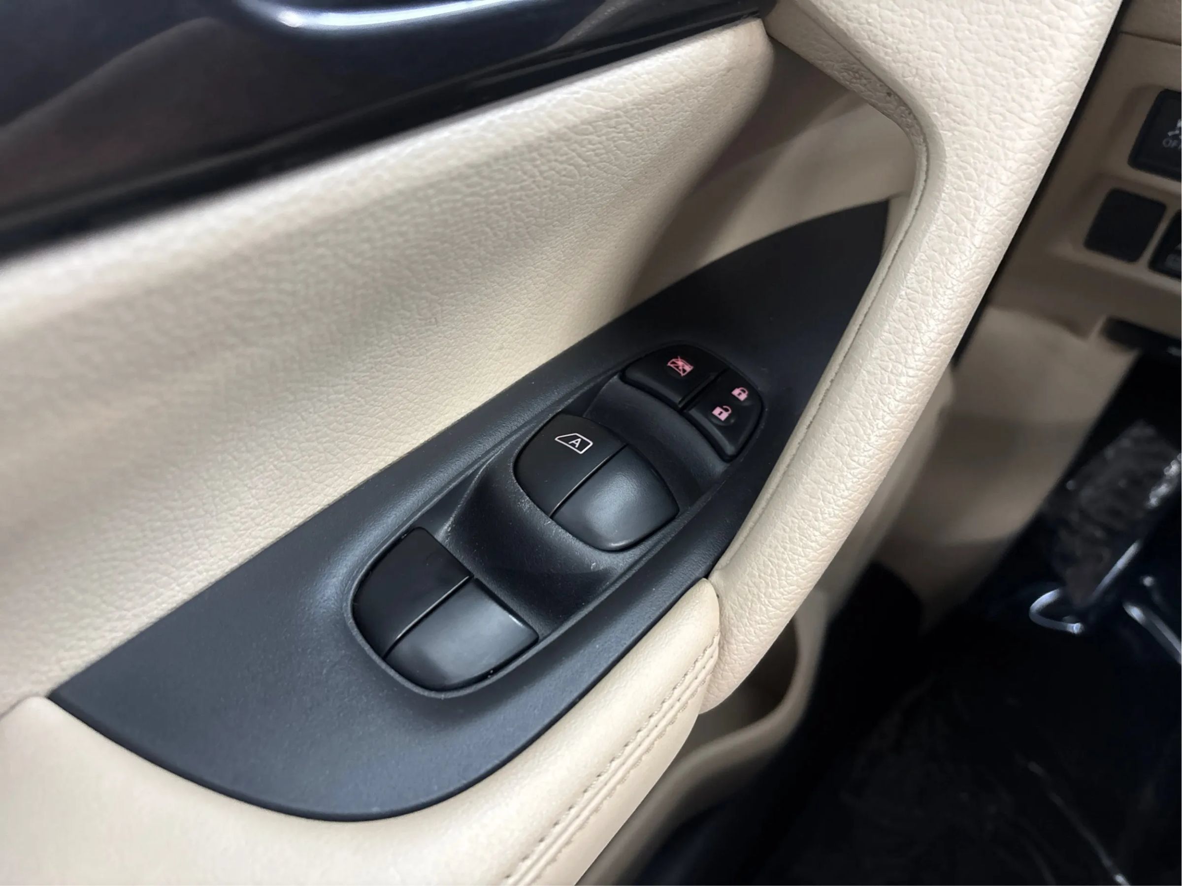 Used 2018 Nissan Rogue SV AWD/4WD image 39