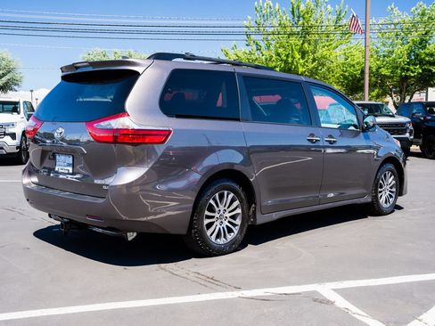 Used 2020 Toyota Sienna XLE FWD image 5