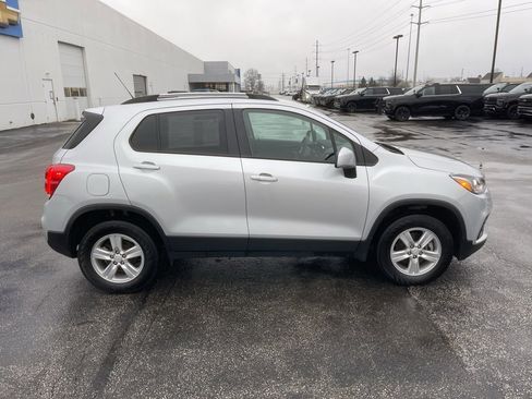 Used 2022 Chevrolet Trax LT w/ LT Convenience Package image 8