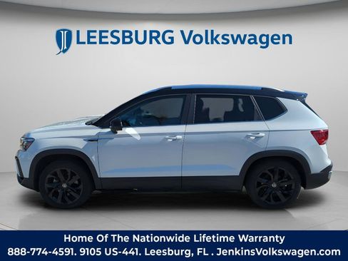 Used 2023 Volkswagen Taos SE w/ Panoramic Sunroof Package FWD image 11