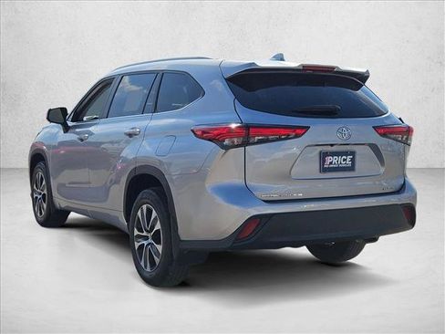 Used 2023 Toyota Highlander XLE AWD/4WD image 7