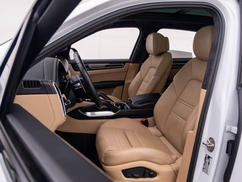 Used 2023 Porsche Cayenne Turbo S AWD/4WD image 5