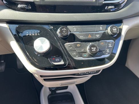 Used 2023 Chrysler Voyager LX image 7