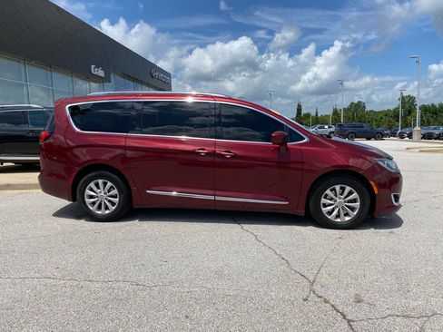 Used 2019 Chrysler Pacifica Touring-L FWD image 9
