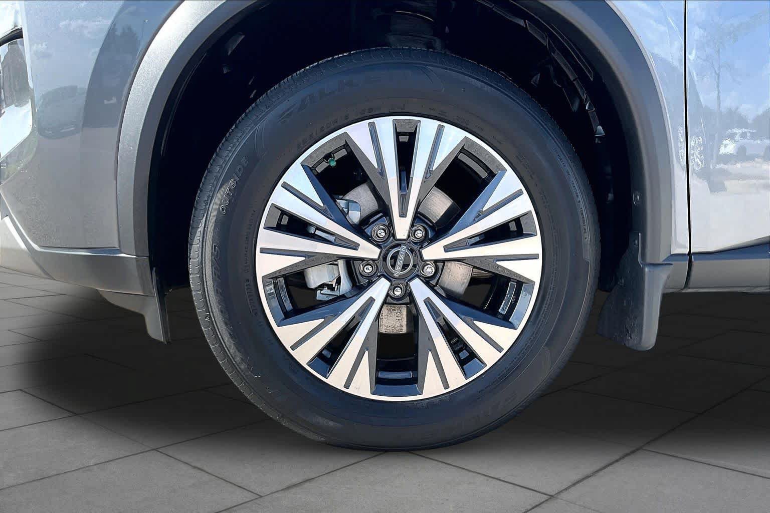 Used 2023 Nissan Rogue SV FWD image 11