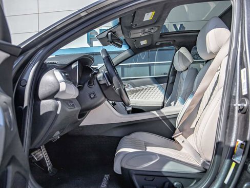 Used 2022 Genesis G70 3.3T image 7