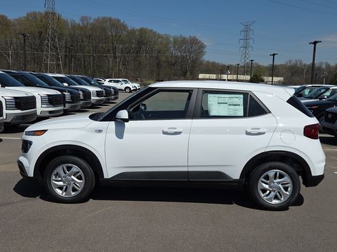 New 2026 Hyundai Venue SE image 2