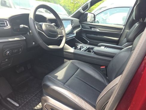 Used 2024 Jeep Wagoneer L Series III w/ Premium Group I AWD/4WD image 3