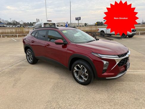 Used 2025 Chevrolet Trax LT image 3