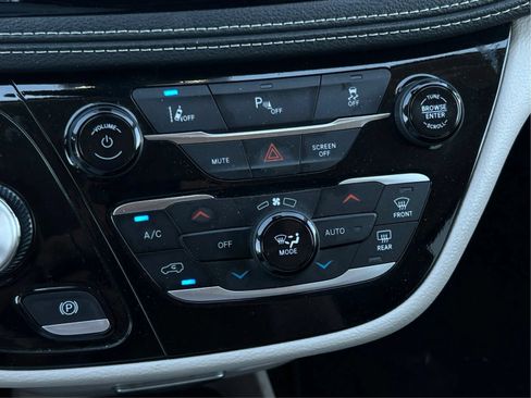 Used 2024 Chrysler Pacifica Limited FWD image 40