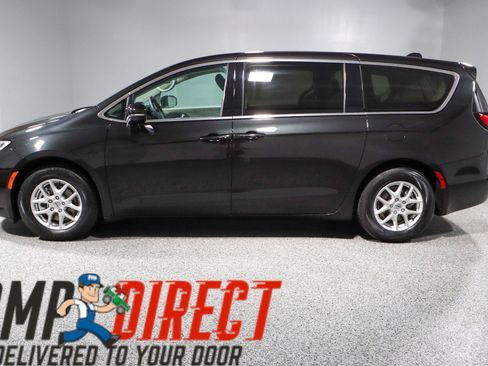 Used 2023 Chrysler Pacifica Touring-L FWD image 10