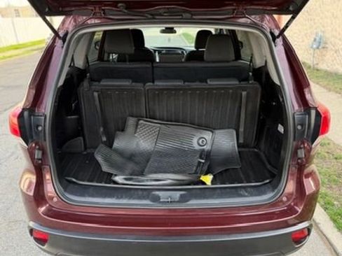 Used 2019 Toyota Highlander LE AWD/4WD image 14
