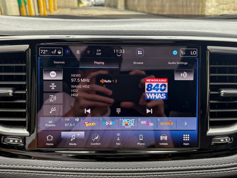 Used 2026 Chrysler Pacifica Limited FWD image 37