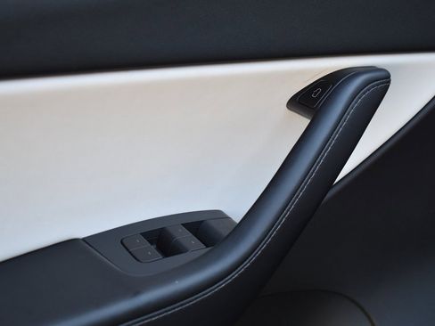 Used 2021 Tesla Model Y Long Range image 21