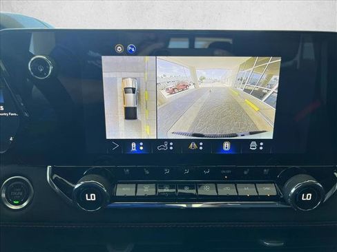 Used 2025 Chevrolet Colorado Z71 w/ Technology Package AWD/4WD image 14