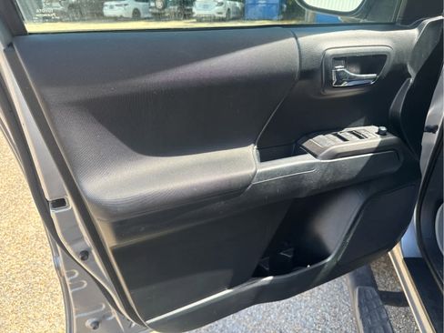 Used 2017 Toyota Tacoma TRD Sport w/ Tow Package (A/T) image 22