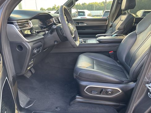 Used 2023 Jeep Wagoneer L Series III w/ Premium Group I AWD/4WD image 13