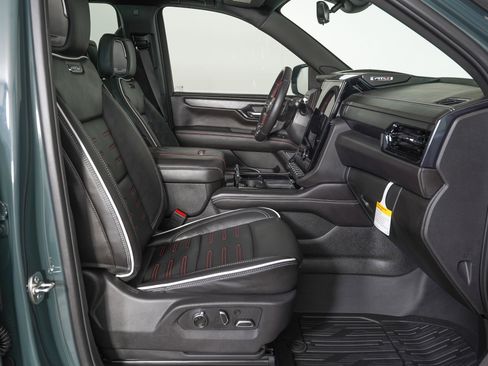 Used 2026 GMC Yukon XL AT4 Ultimate w/ LPO, Illumination Package AWD/4WD image 10