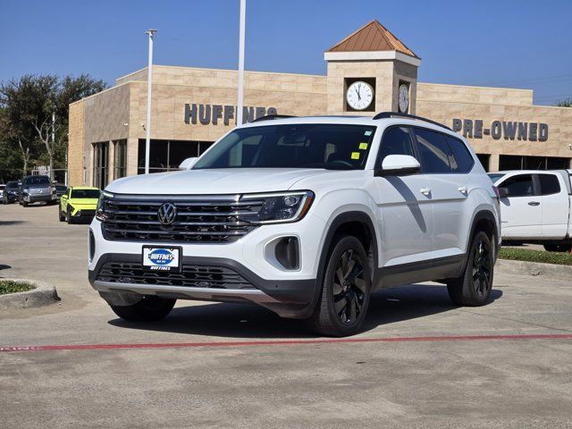 Used 2024 Volkswagen Atlas SE w/ Panoramic Sunroof Package FWD image 3