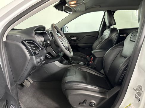 Used 2023 Jeep Cherokee Altitude Lux image 4