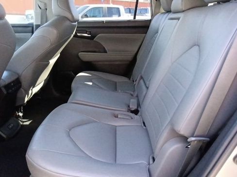 Used 2023 Toyota Highlander XLE image 27