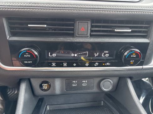 Used 2024 Nissan Rogue SV image 30