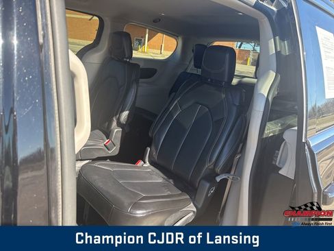 Used 2024 Chrysler Pacifica Touring-L image 39