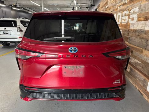 Used 2021 Toyota Sienna XSE FWD image 7