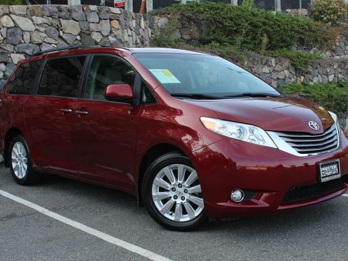 Used 2015 Toyota Sienna XLE Premium image 4