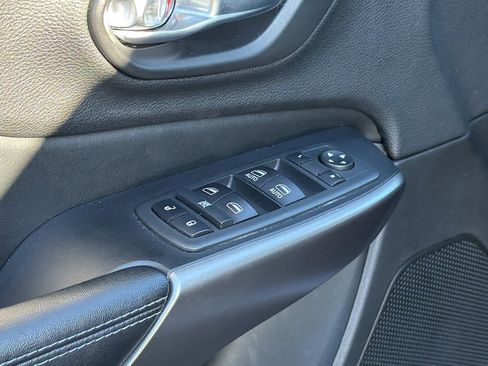 Used 2020 Jeep Cherokee Latitude Plus image 21