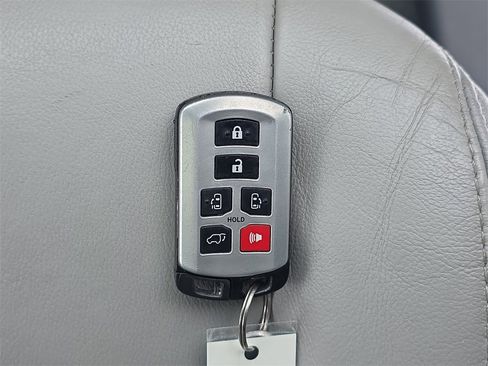 Used 2018 Toyota Sienna L image 36