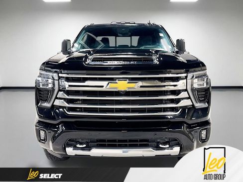 Used 2024 Chevrolet Silverado 2500 High Country w/ High Country Premium Package AWD/4WD image 2