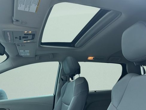 Used 2022 Toyota Sienna XLE FWD image 13