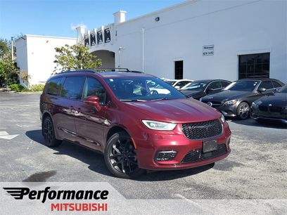 Used 2022 Chrysler Pacifica Limited w/ S Appearance Package