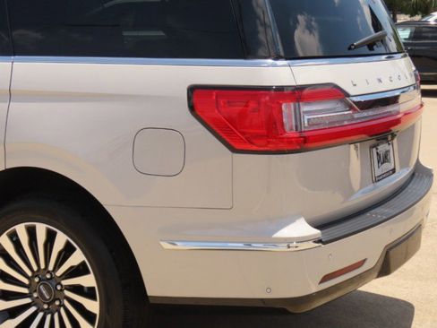 Used 2021 Lincoln Navigator Reserve w/ Luxury Package RWD image 14