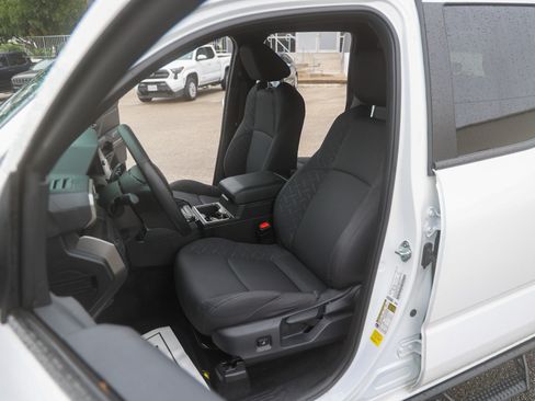 Certified 2025 Toyota Tacoma SR5 AWD/4WD image 34