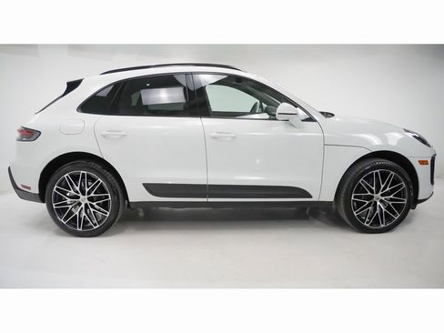 Used 2025 Porsche Macan image 9