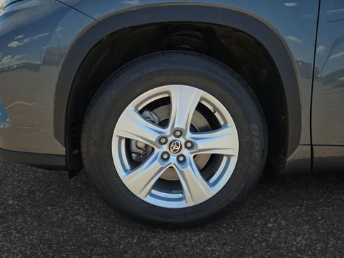 Certified 2025 Toyota Highlander LE FWD image 4