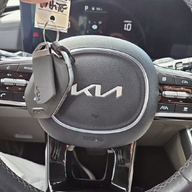 Used 2025 Kia Carnival FWD image 31