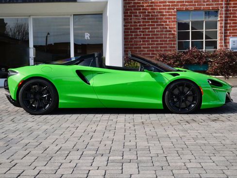 Used 2025 McLaren Artura Spider image 3