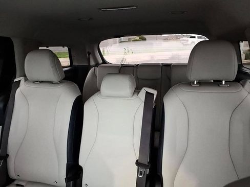 Used 2025 Kia Carnival EX FWD image 21