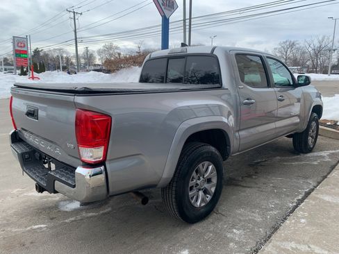 Used 2017 Toyota Tacoma SR5 w/ Tow Package RWD image 7
