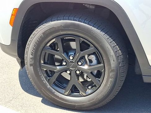 Used 2024 Jeep Grand Cherokee Altitude RWD image 27
