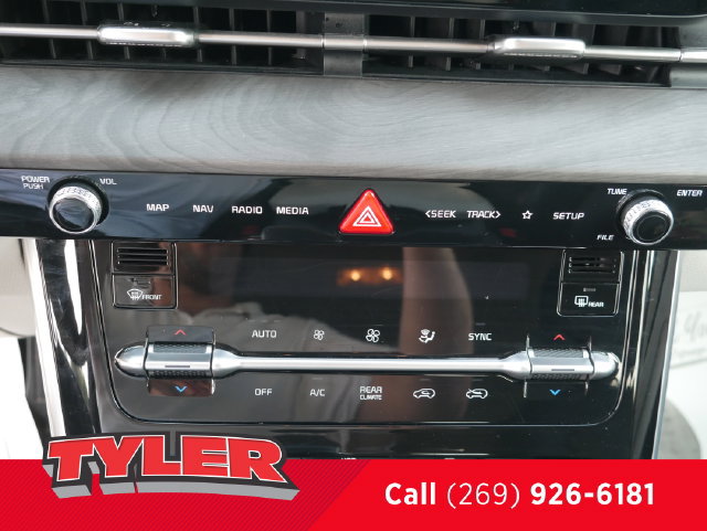 Used 2024 Kia Carnival EX FWD image 30