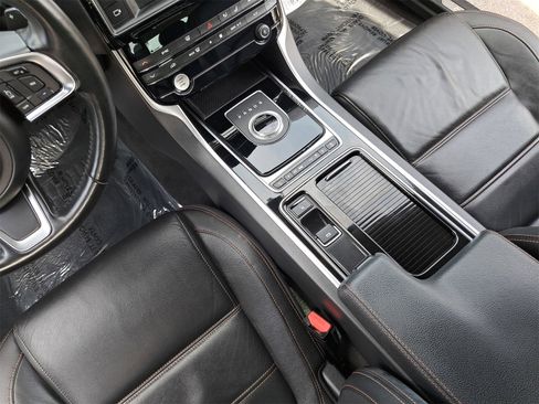 Used 2018 Jaguar XE Prestige image 25