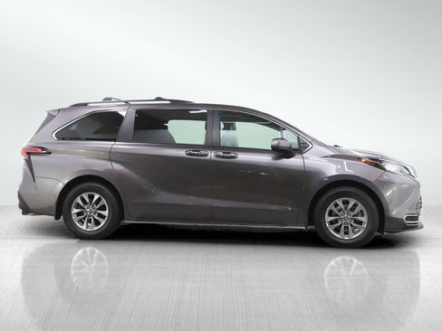 Used 2022 Toyota Sienna XLE FWD image 6