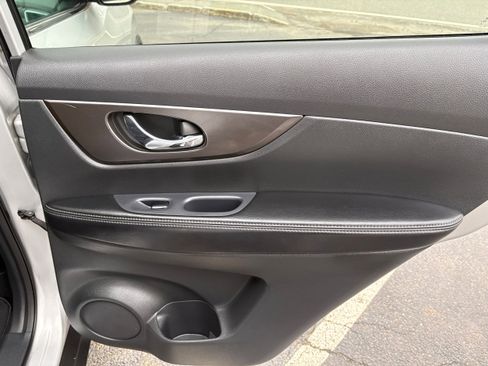 Used 2015 Nissan Rogue SV w/ SV Moonroof Package AWD/4WD image 19