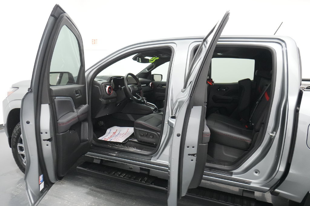 Used 2025 Chevrolet Colorado Z71 w/ Technology Package AWD/4WD image 26